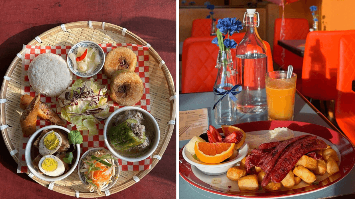 Un plat en bambou avec des mets variés. Droite : Une assiette avec un déjeuner.