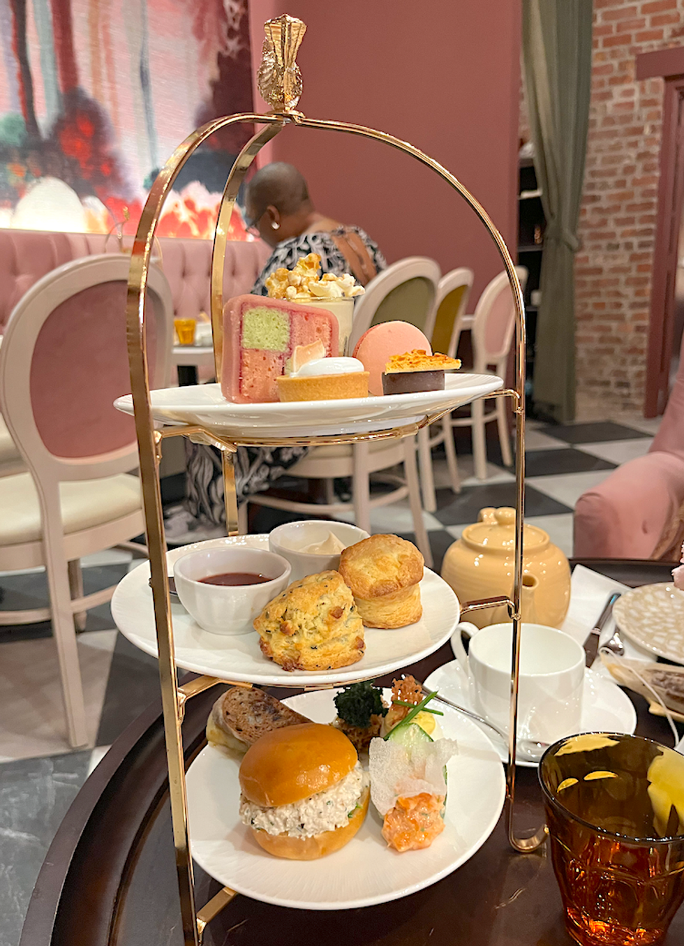 Un plateau de trois \u00e9tages de bouch\u00e9es au salon de th\u00e9  Paparmane.