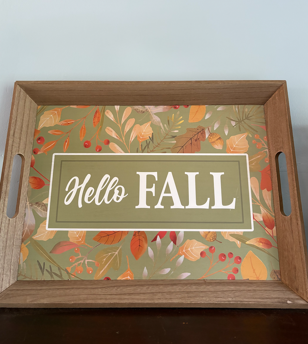 Un plateau \u00ab Hello Fall \u00bb avec fond vert et imprim\u00e9 de feuilles d'automne.