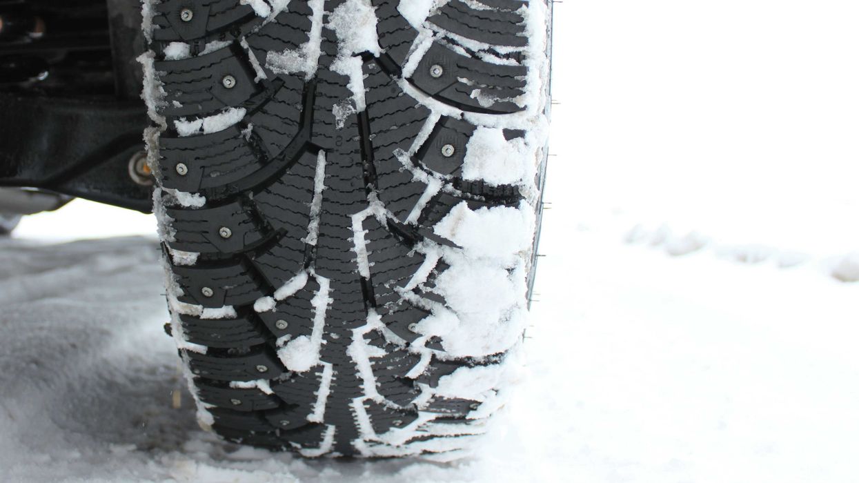 Un pneu dans la neige.