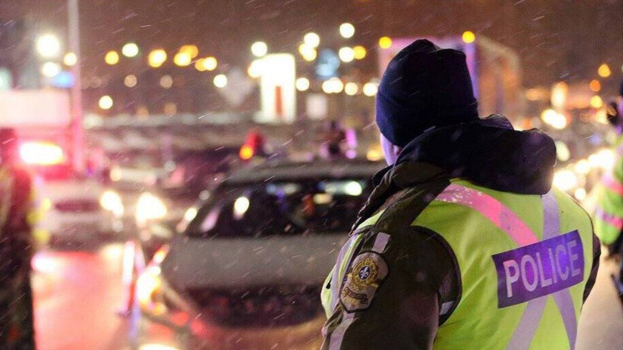 Un policier de la Sûreté du Québec lors d'un contrôle routier.