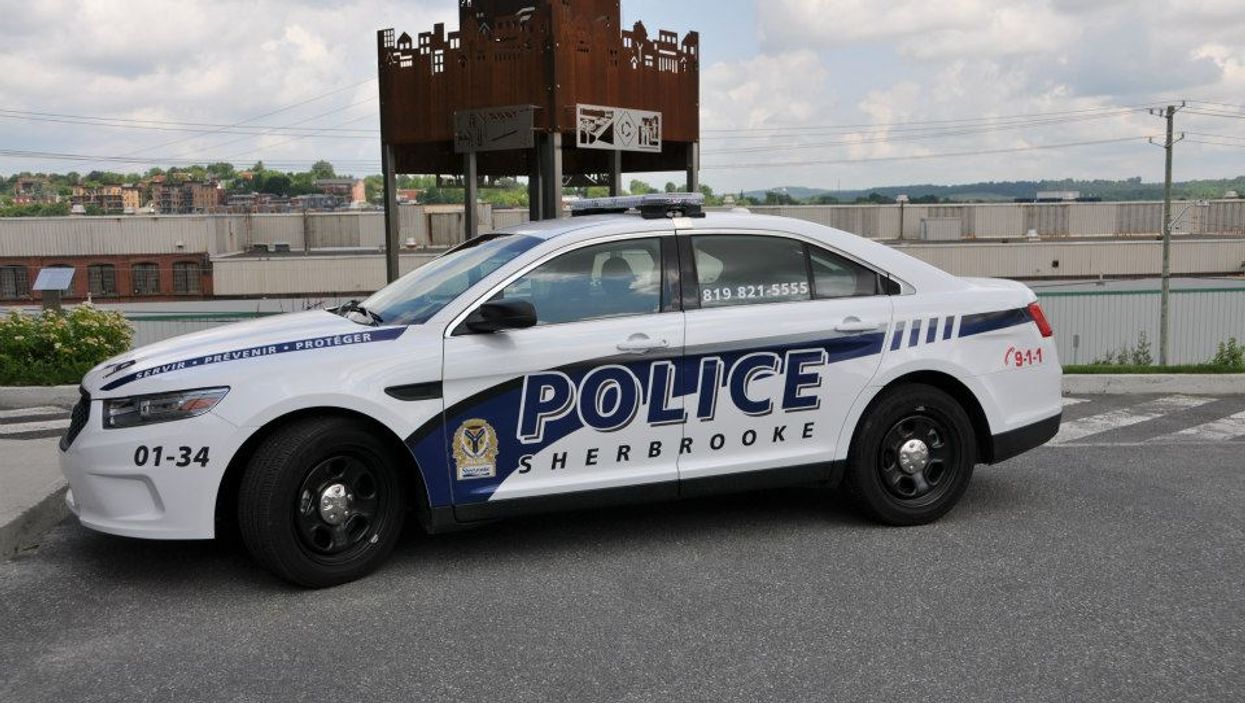 Un policier de Sherbrooke porte un masque de lutteur durant une manifestation