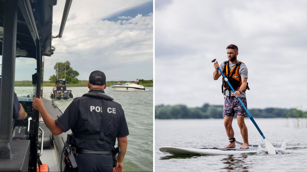 Un policier en bateau. Droite : une personne qui fait du paddleboard.