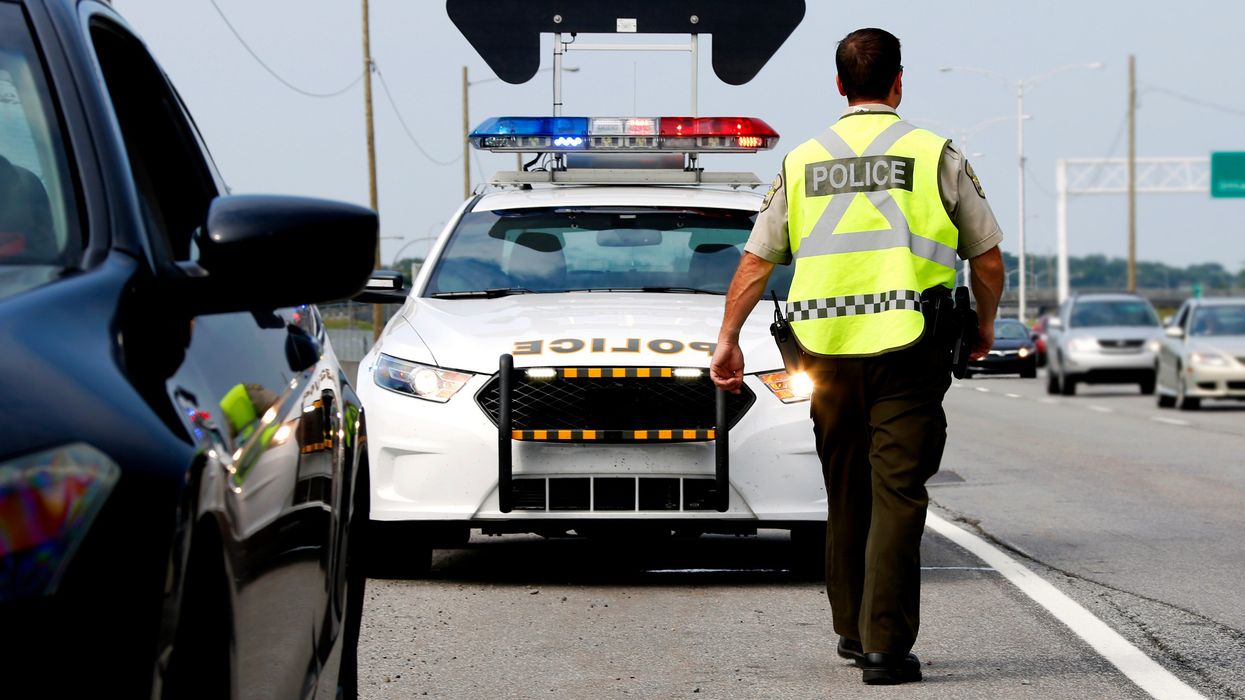 Un policier sur le bord de la route.