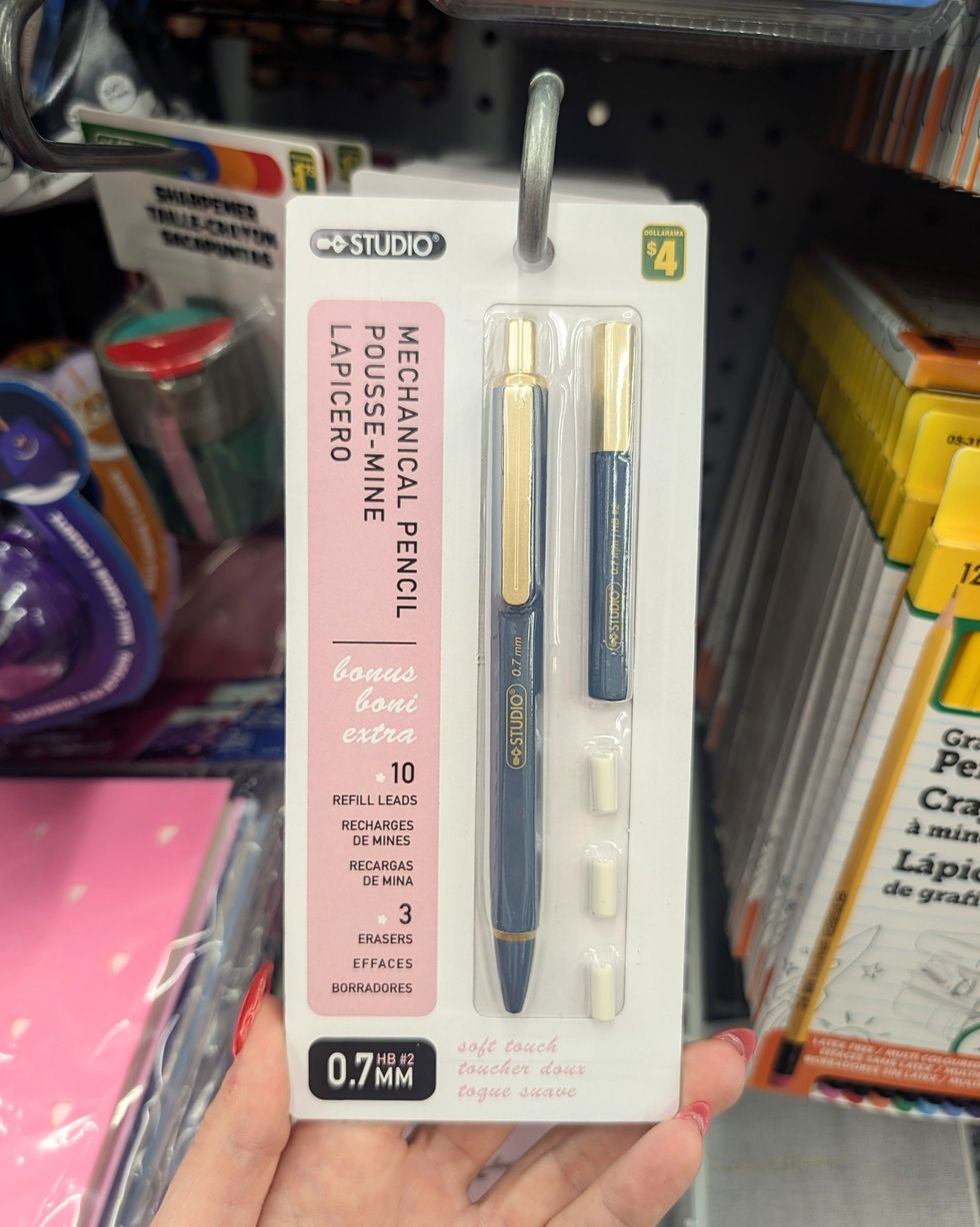 Un pousse-mine bleu et dor\u00e9 vendu dans la rang\u00e9e des fournitures scolaires chez Dollarama.