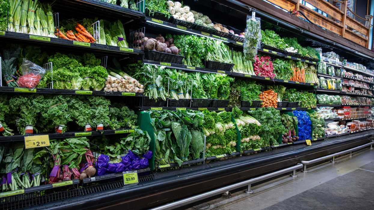 Un présentoir de légumes dans une épicerie.