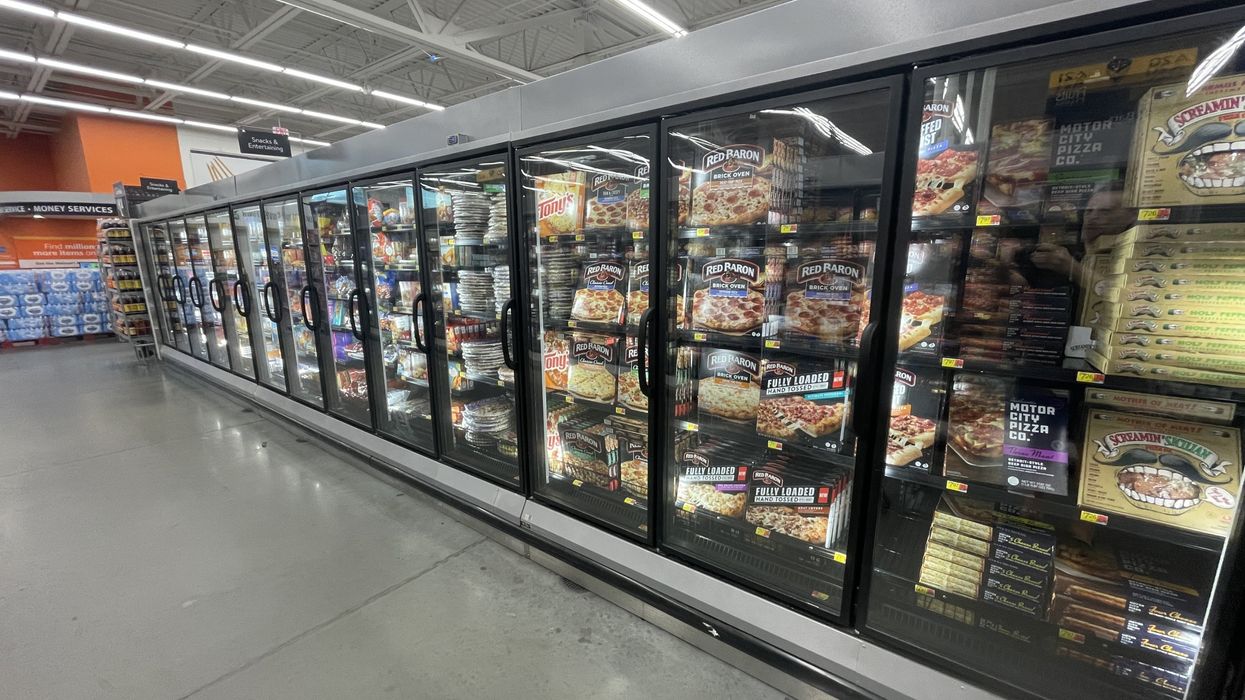 Un rayon des surgelés d'une épicerie.