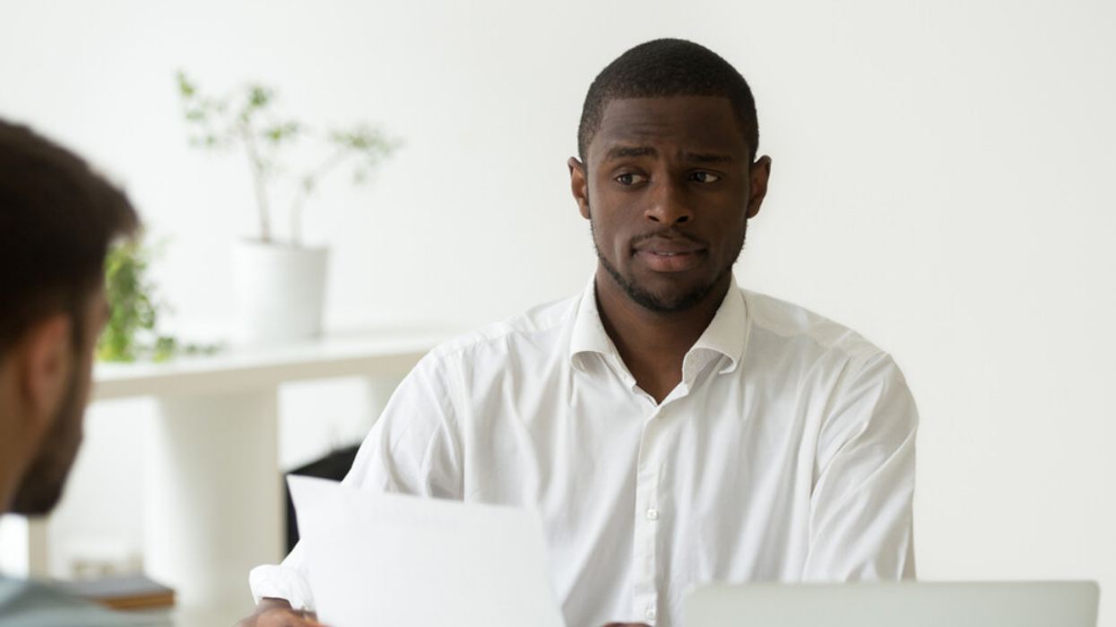 Un recruteur avec un CV en main.