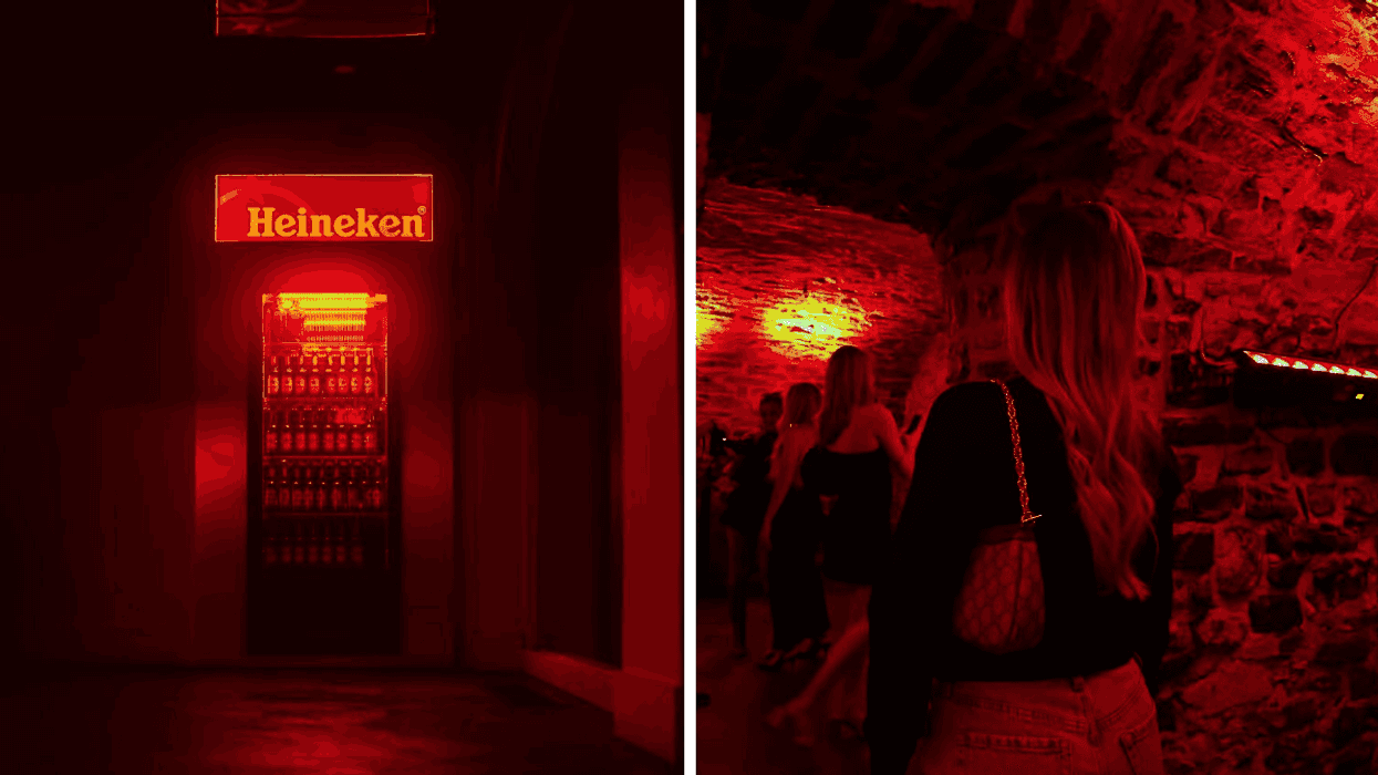 Un réfrigérateur à bière sous une lumière rouge. Droite : une personne dans un bar fait en brique.