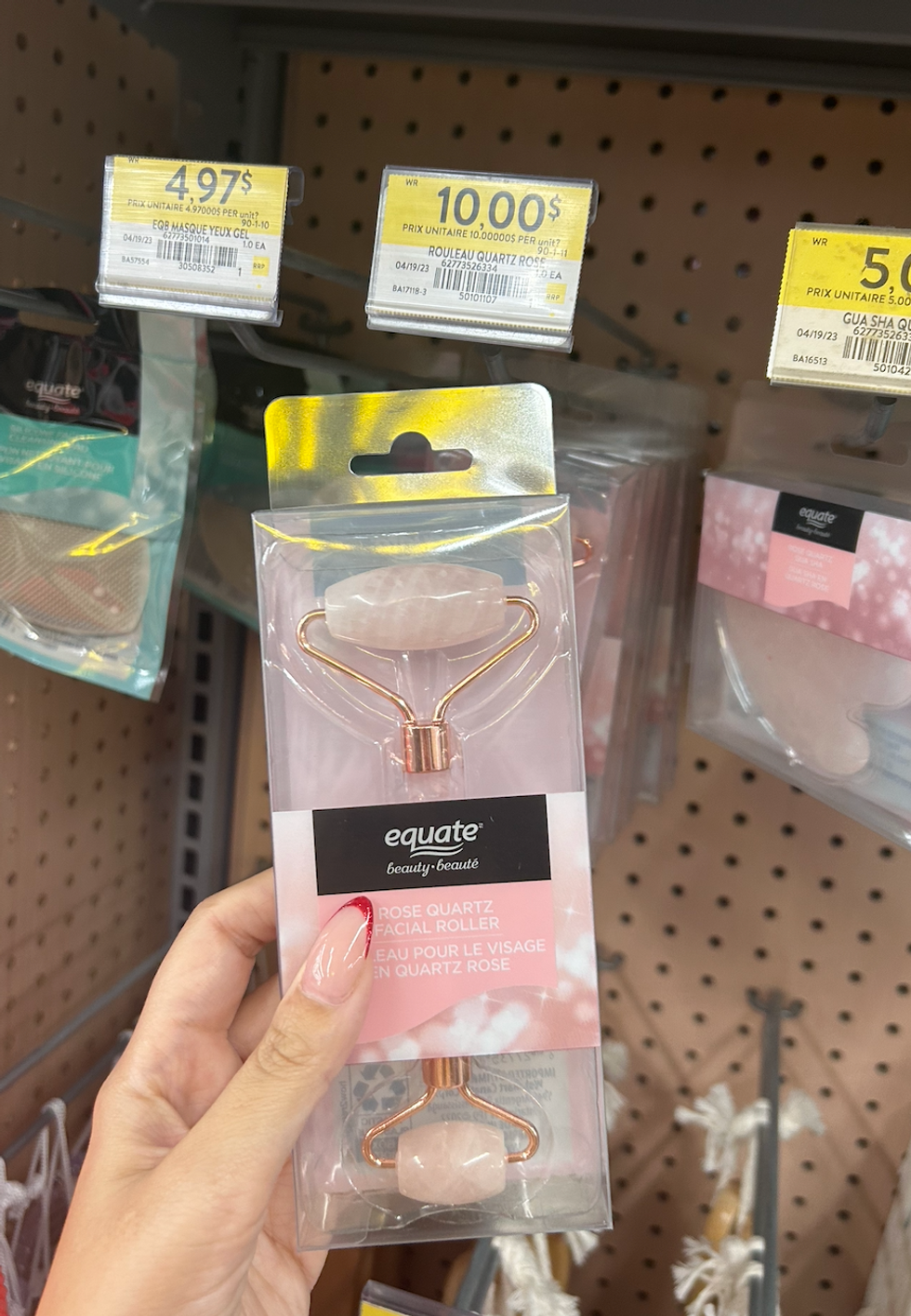 Un rouleau pour le visage en quartz rose dans les rayons du Walmart.