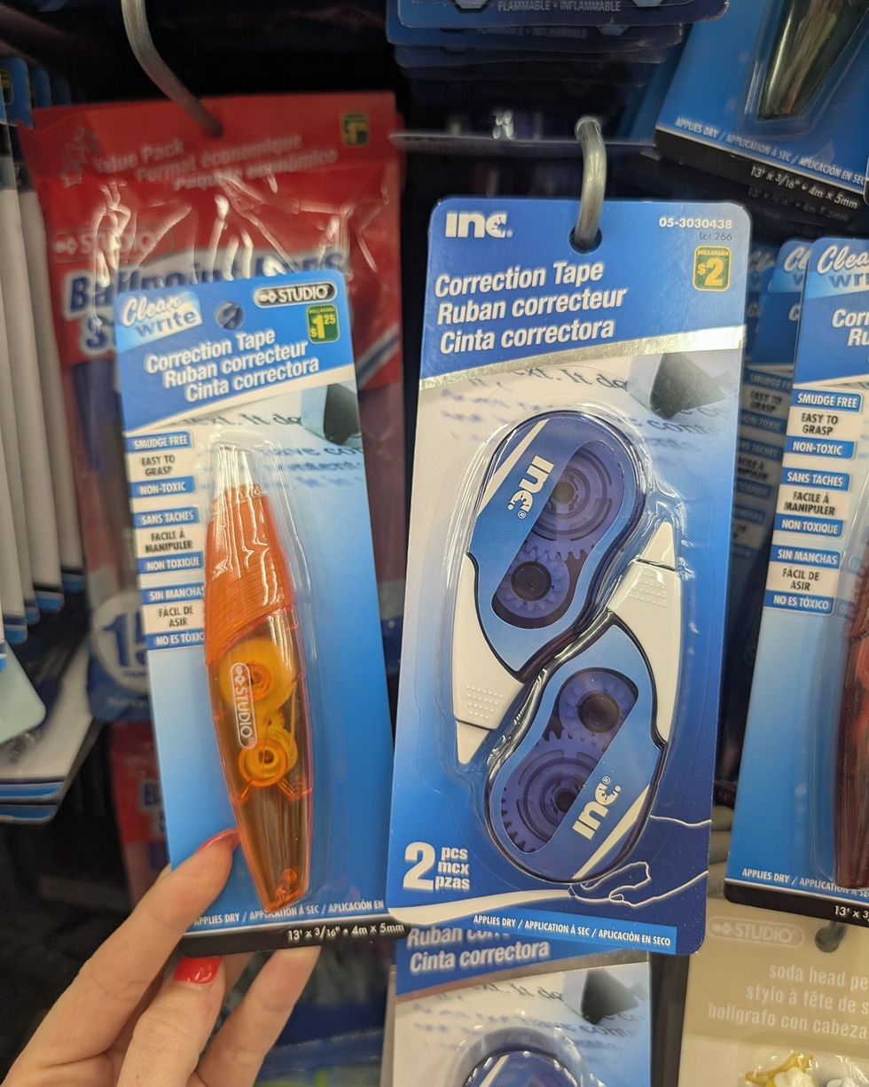 Un ruban correcteur \u00e0 \u00e9tui orange et deux rubans correcteurs \u00e0 \u00e9tui bleu vendus dans la rang\u00e9e des fournitures scolaires chez Dollarama.
