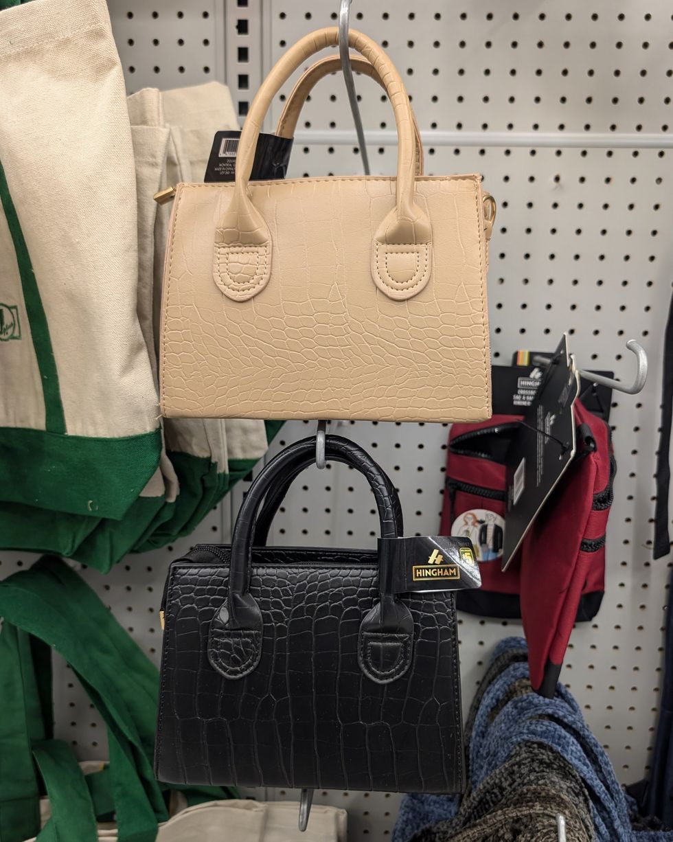 Un sac \u00e0 main beige et un sac \u00e0 main noir dans une rang\u00e9e chez Dollarama.