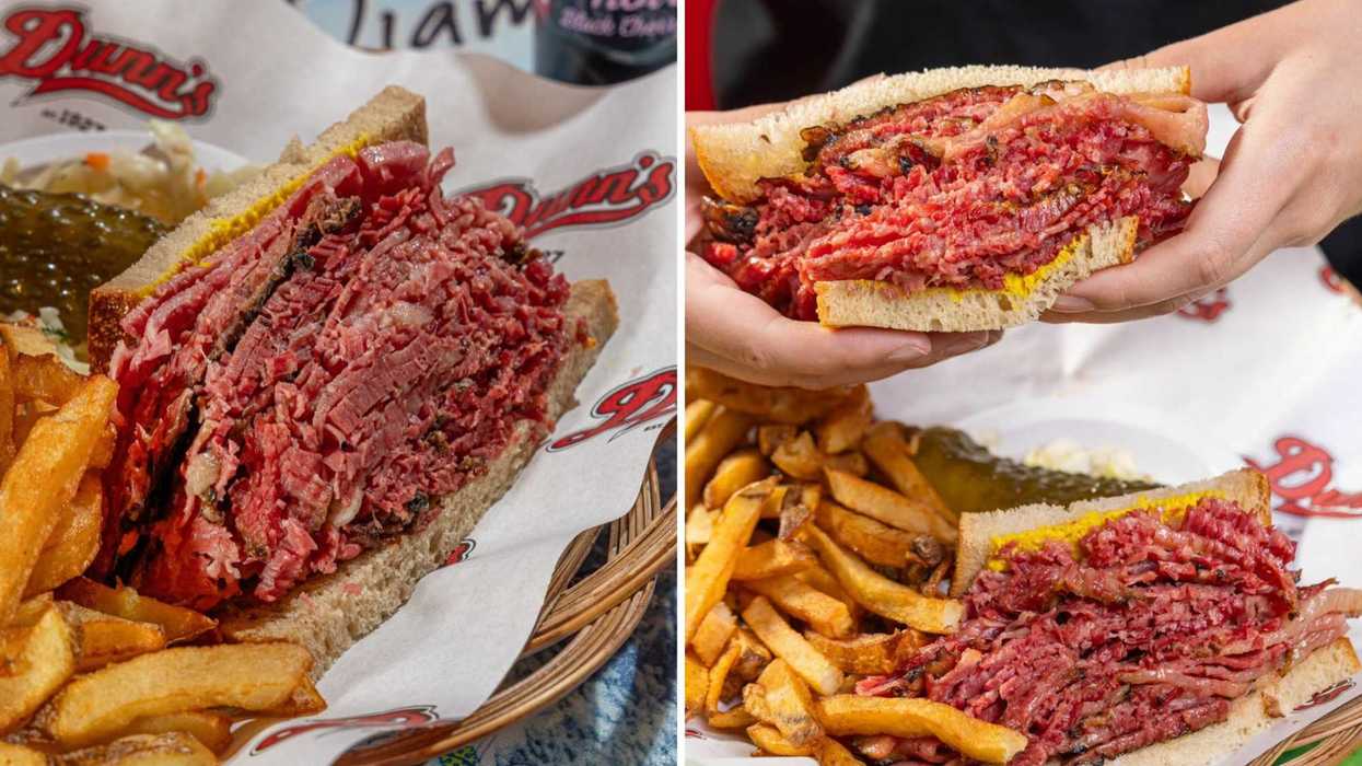 Un smoked meat. Droite : un smoked meat.
