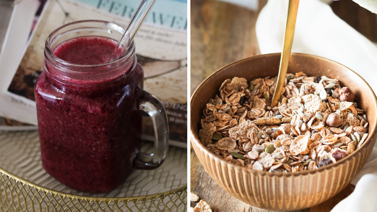 Un smoothie. Droite : Un bol de céréales à l'avoine.