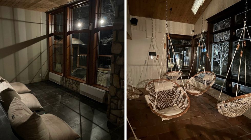 Un sofa dans une vitre. Droite: Des chaises tress\u00e9es suspendues au plafond.