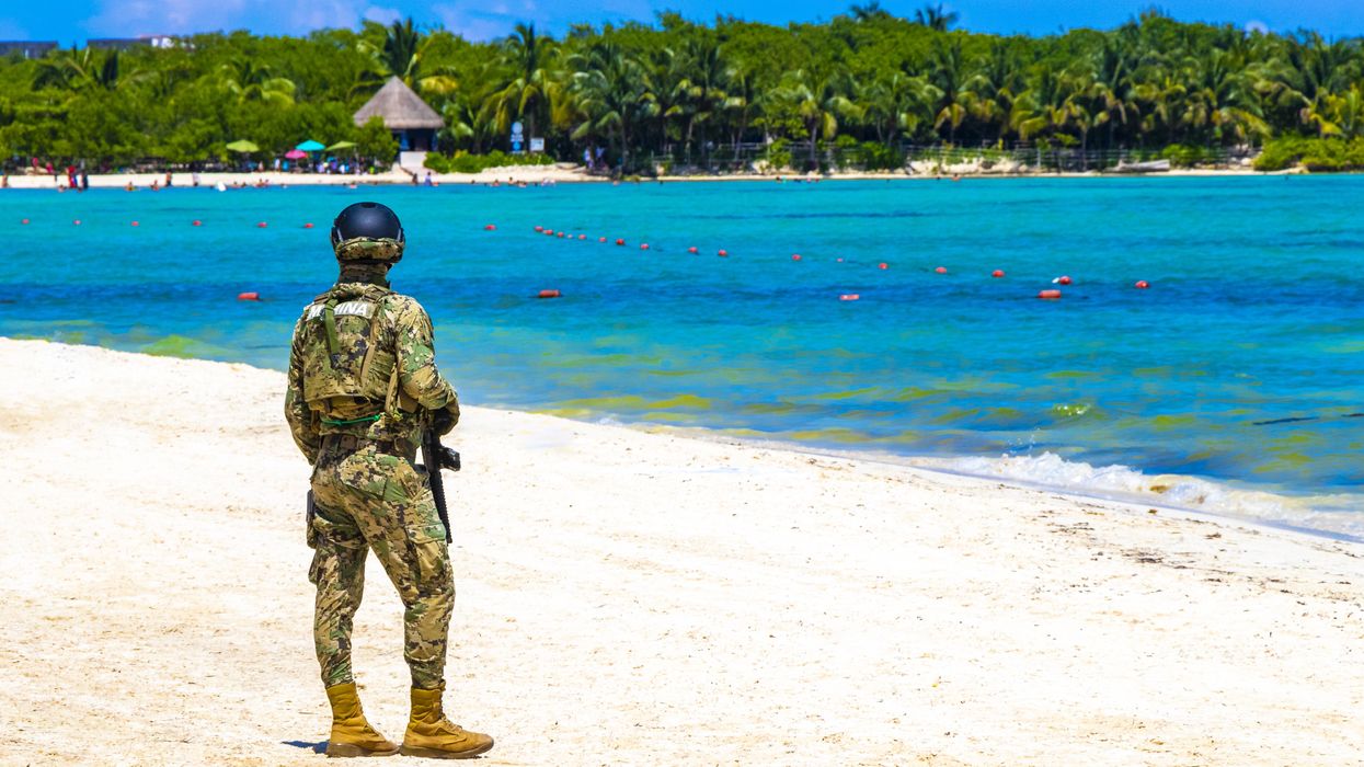 Un soldat mexicain sur une plage du Mexique.