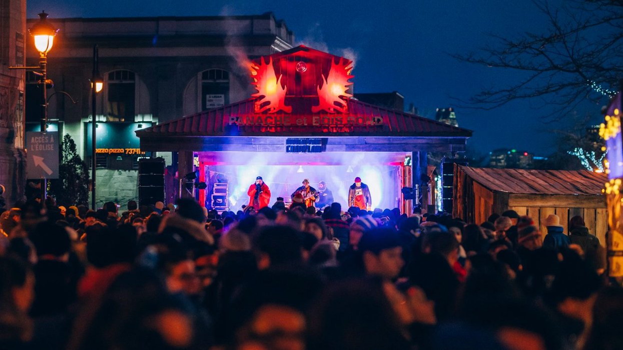 Un spectacle en soirée sur la scène du festival Cabane Panache, devant la foule.