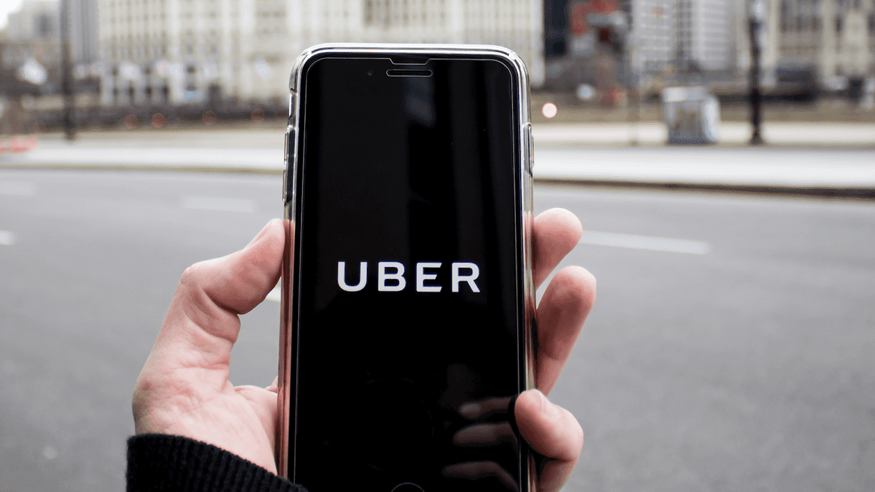 Un téléphone avec l'appli Uber ouverte.