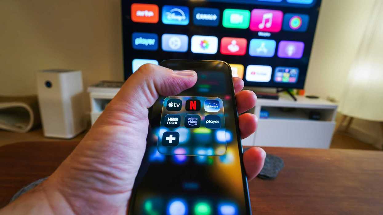 Un téléphone et une télévision avec les plateformes de diffusion en continu comme Netflix, Prime Video, Disney+, etc.
