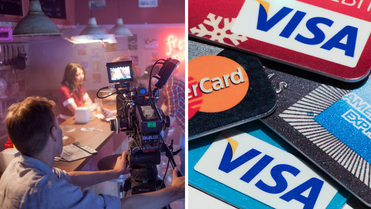 Un tournage. Droite : Des cartes de crédit.