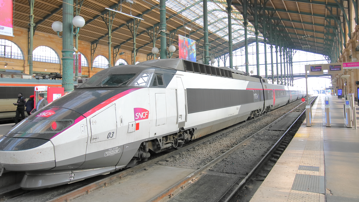 Un train à grande vitesse stationné dans une gare en France.