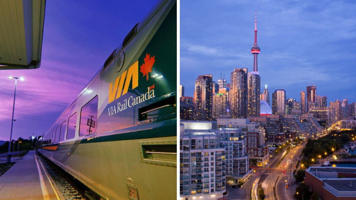 Un train de VIA Rail Canada. Droite: la Ville de Toronto illuminée, le soir.