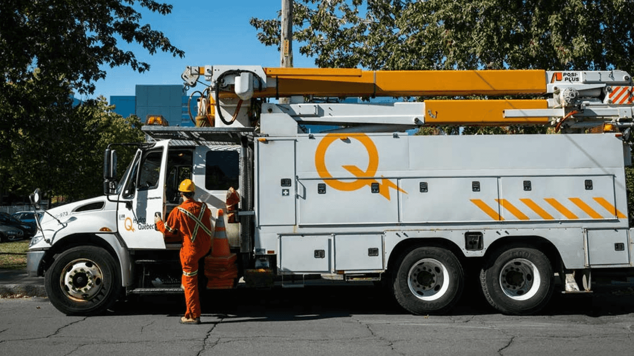 Un travailleur et un camion d'Hydro-Québec.