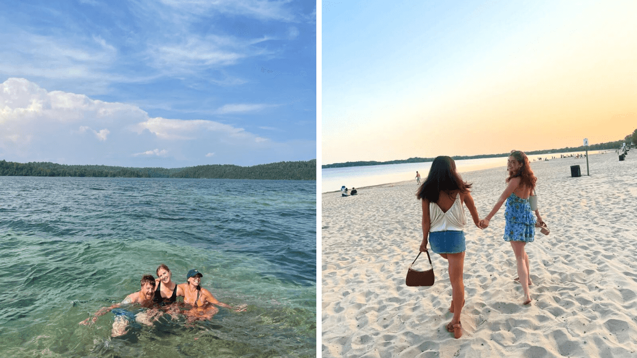 Un trio se baignant dans une eau turquoise. Droite : Deux personnes sur la plage.