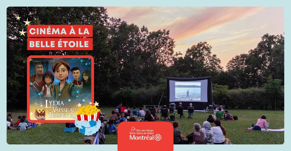 Un \u00e9cran g\u00e9ant dans un parc avec l'affiche d'un film.