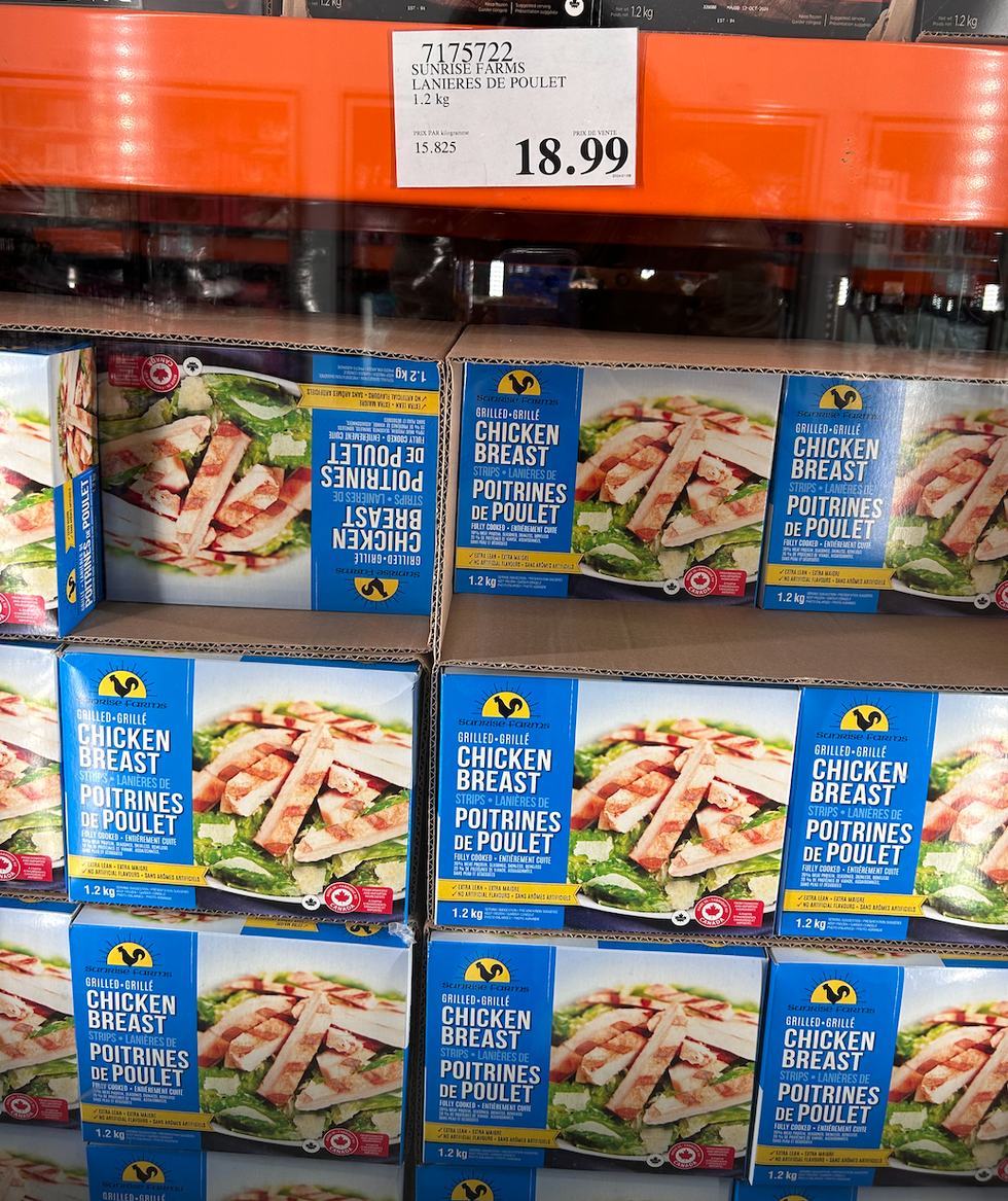 Un \u00e9talage de boites contenant les lani\u00e8res de poulet de la marque Sunrise Farms.