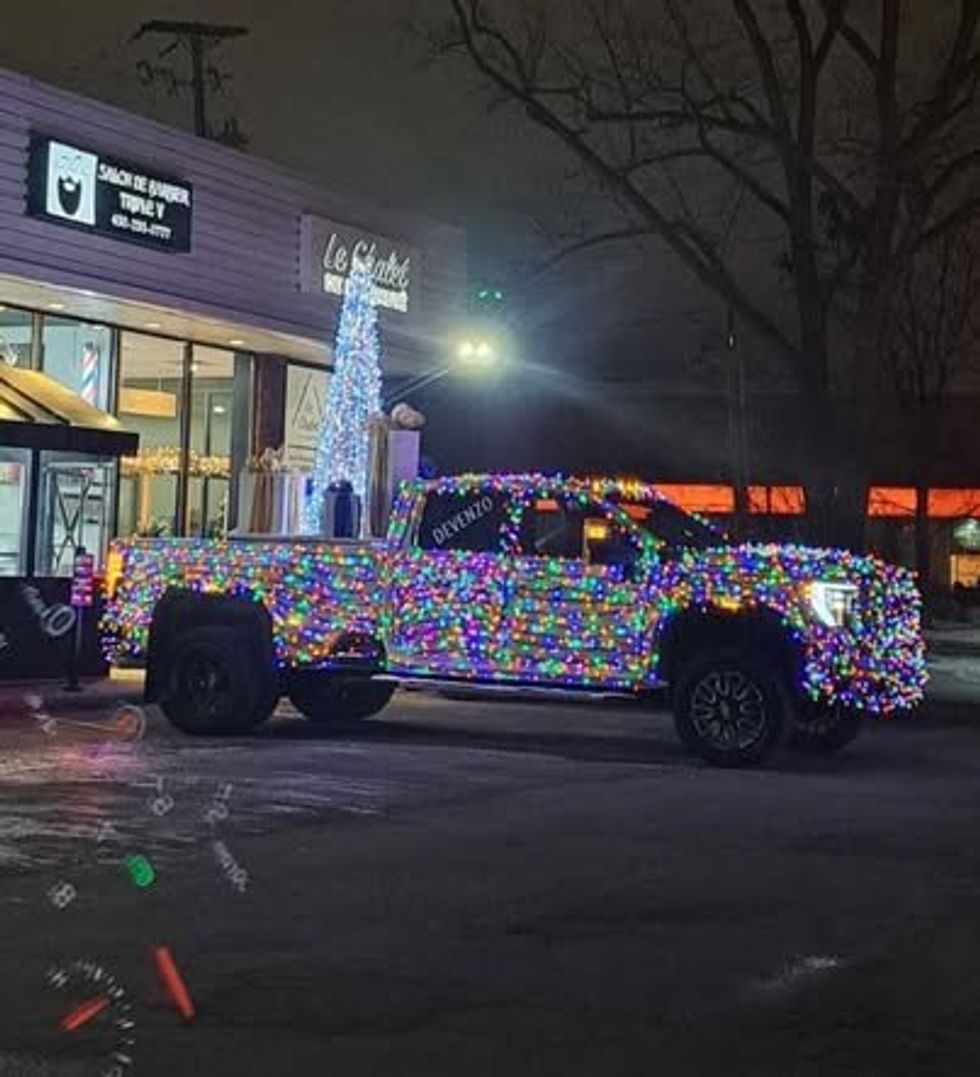 Un v\u00e9hicule d'Auto Devenzo d\u00e9cor\u00e9.