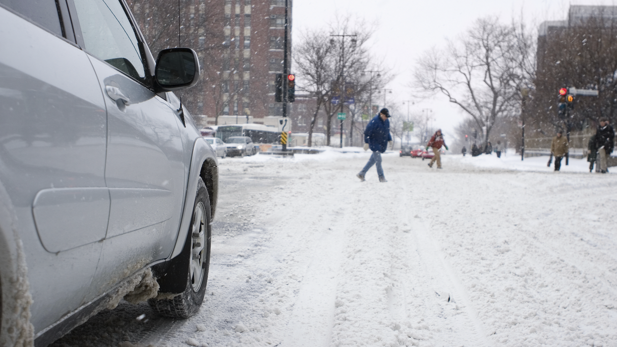 Un véhicule circule sur une route enneigée à Montréal.