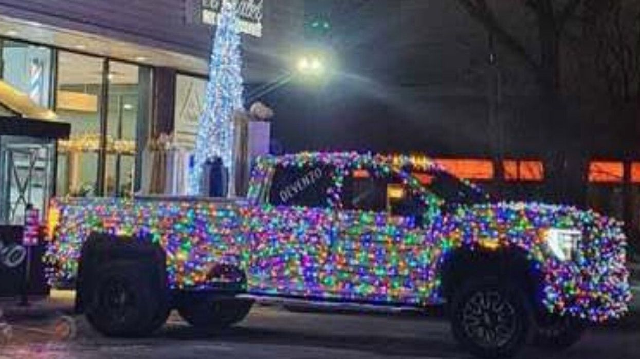 Un véhicule décoré de lumières de Noël.