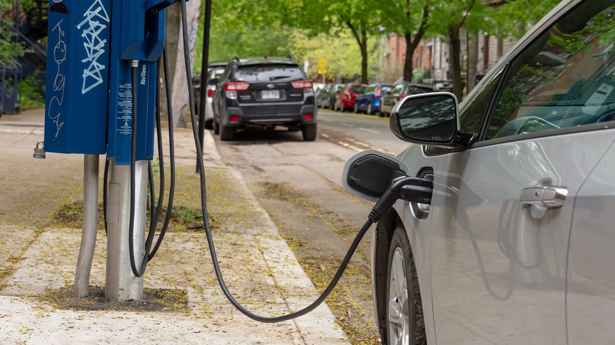Un véhicule électrique en recharge à Montréal.