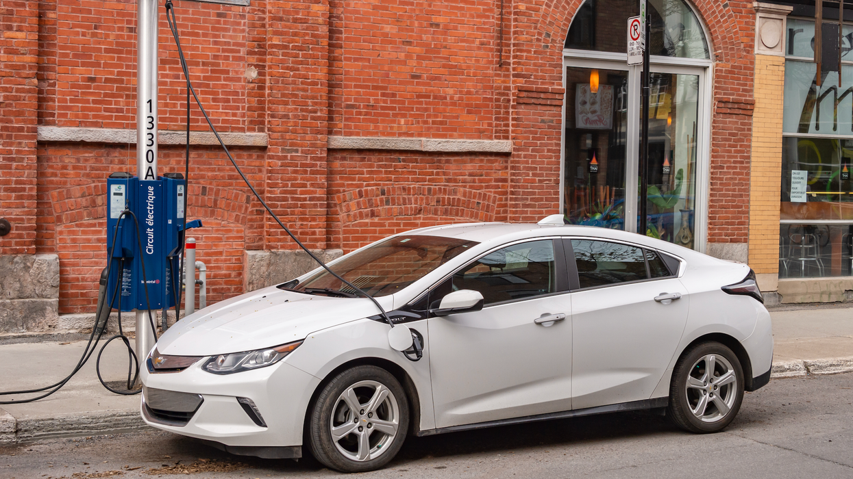 Un véhicule électrique est branché sur une borne du Circuit électrique, à Montréal.