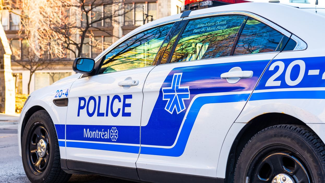 Un véhicule fonce dans un VUS dans le stationnement des Halles d'Anjou