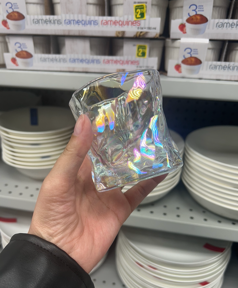 Un verre asym\u00e9trique vendu au Dollarama.