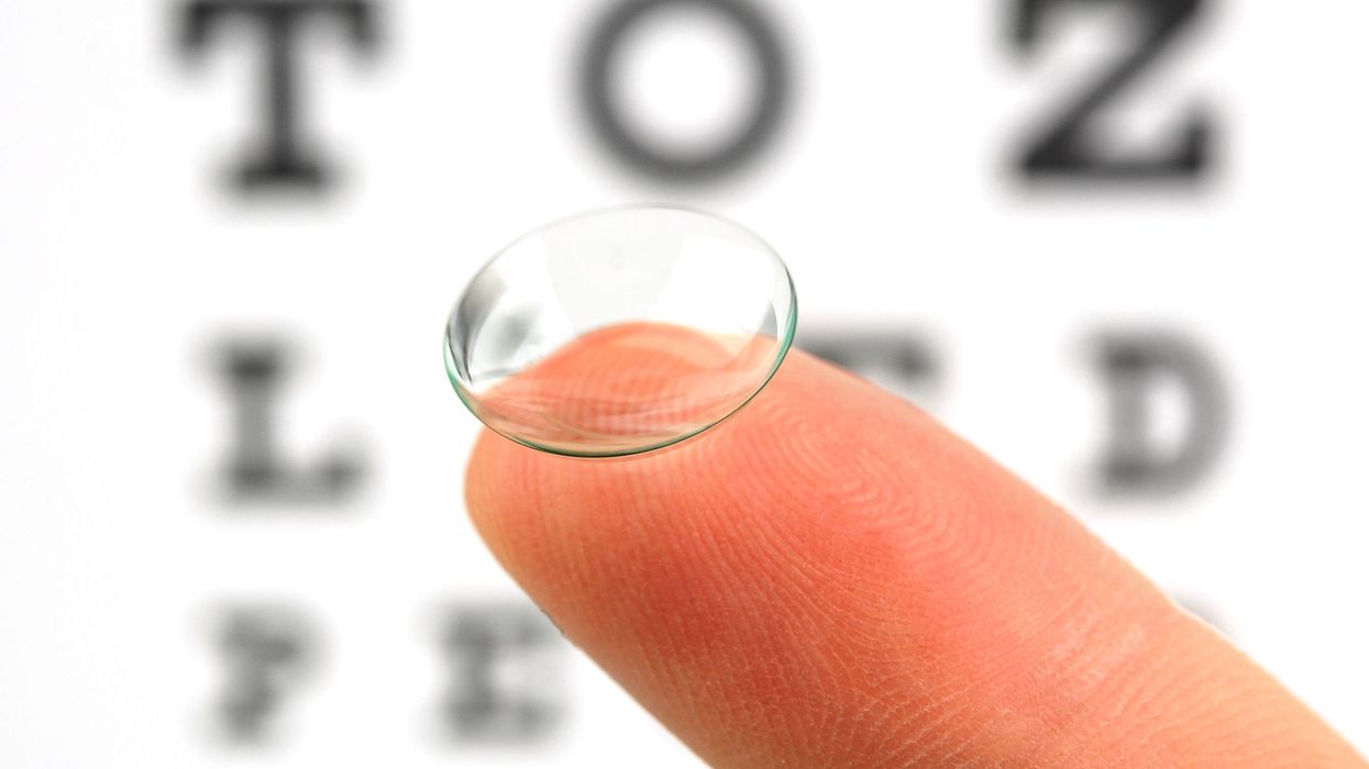 Un verre de contact sur un doigt.
