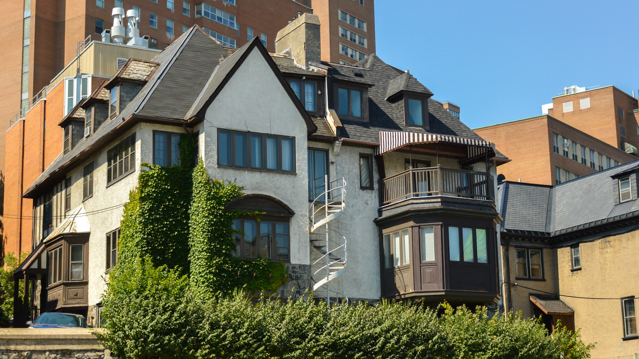 Un vieil immeuble à logements devant un édifice à Montréal.