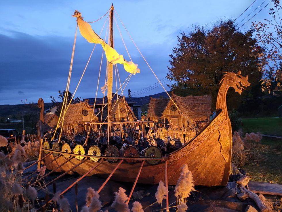 Un village viking con\u00e7u pour l'Halloween.