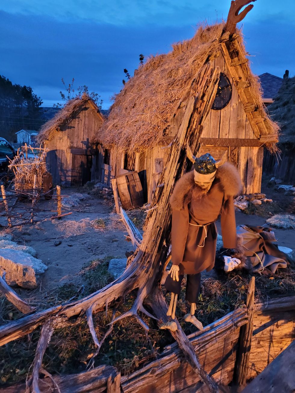 Un village viking con\u00e7u pour l'Halloween.