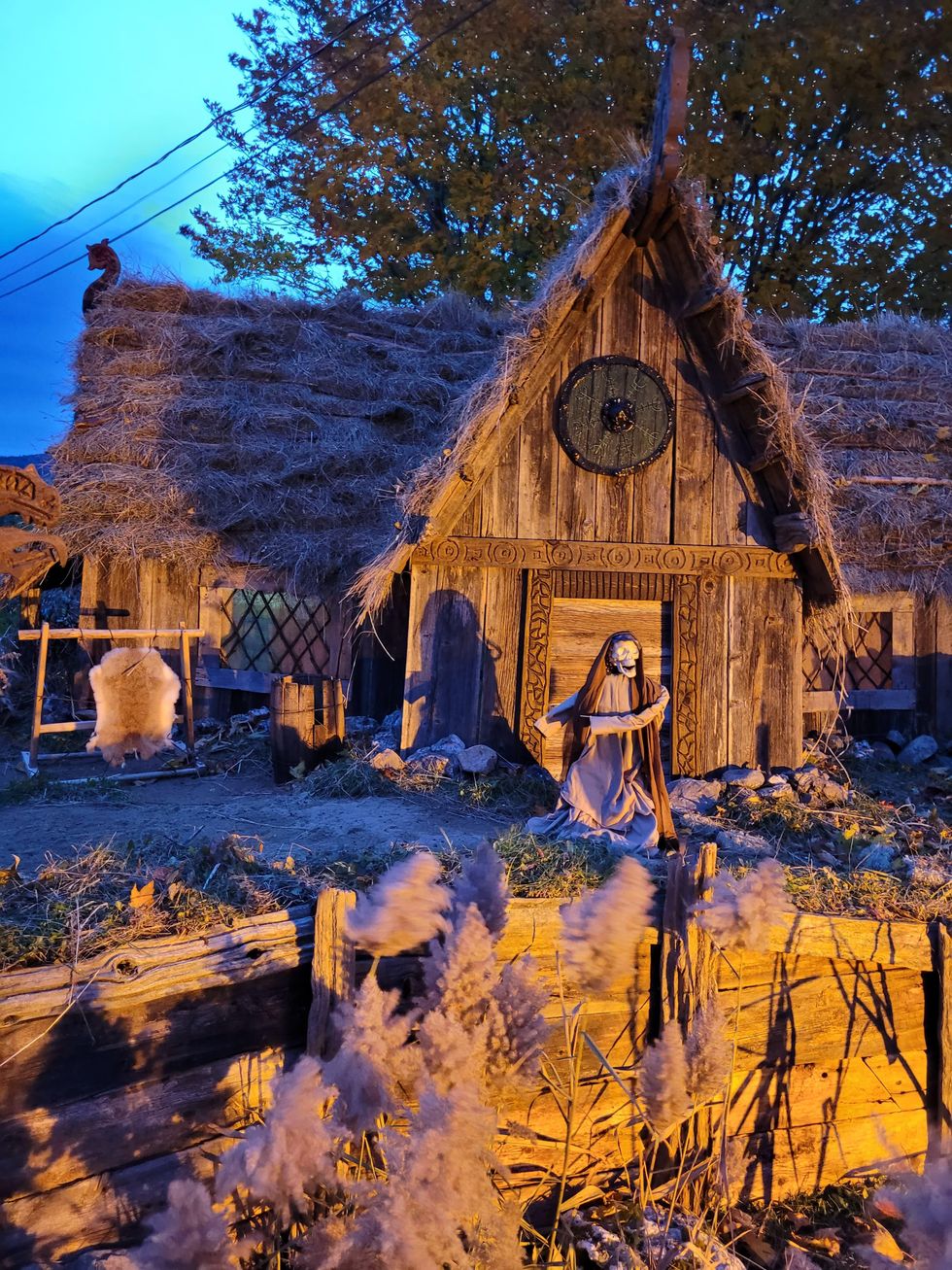 Un village viking con\u00e7u pour l'Halloween.