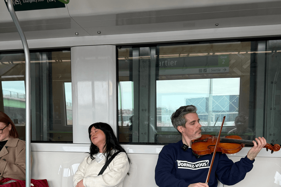 Un violoniste joue une berceuse pour une passag\u00e8re \u00e0 bord du REM.