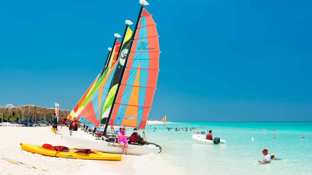 Un voilier sur une plage de Cuba.