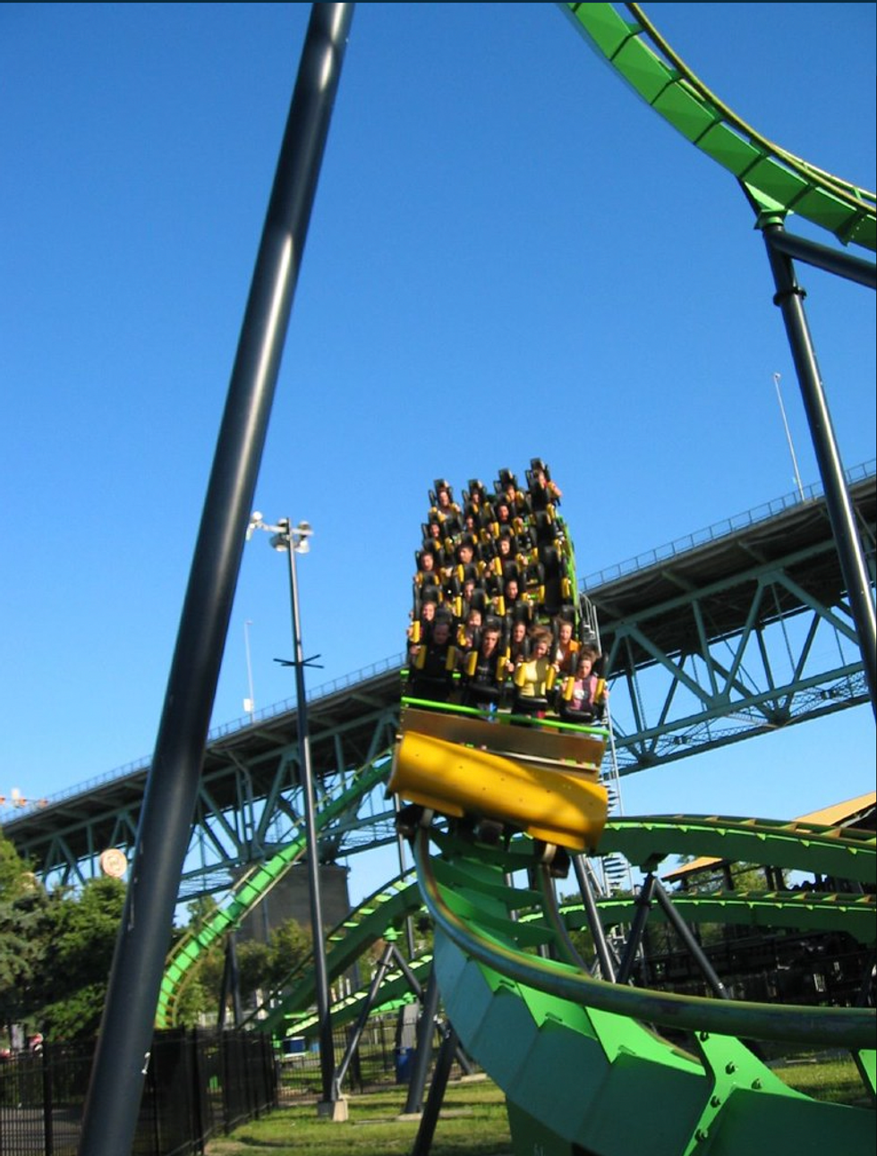 Un wagon circule sur le man\u00e8ge appel\u00e9 Cobra \u00e0 La Ronde.