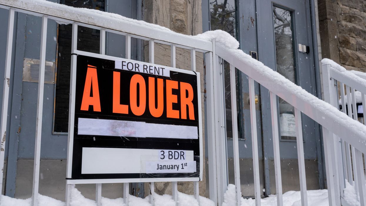 Une affiche « À Louer » sur un balcon enneigé.