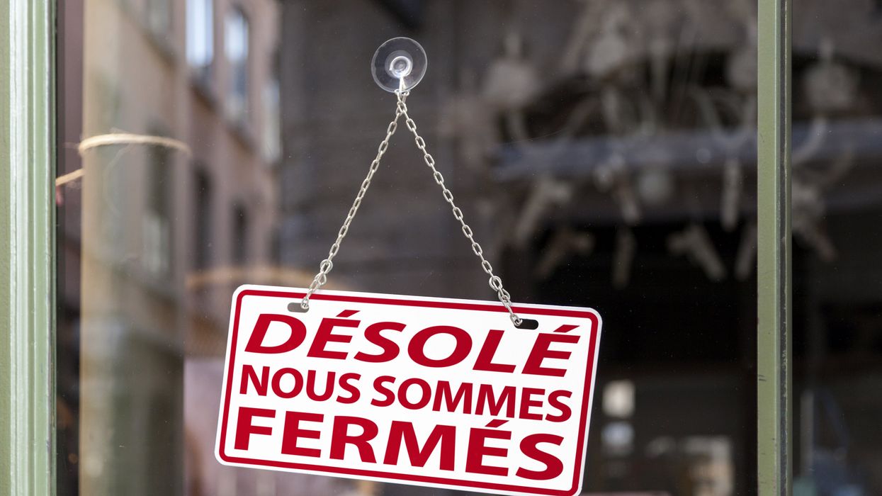 Une affiche « fermé ».