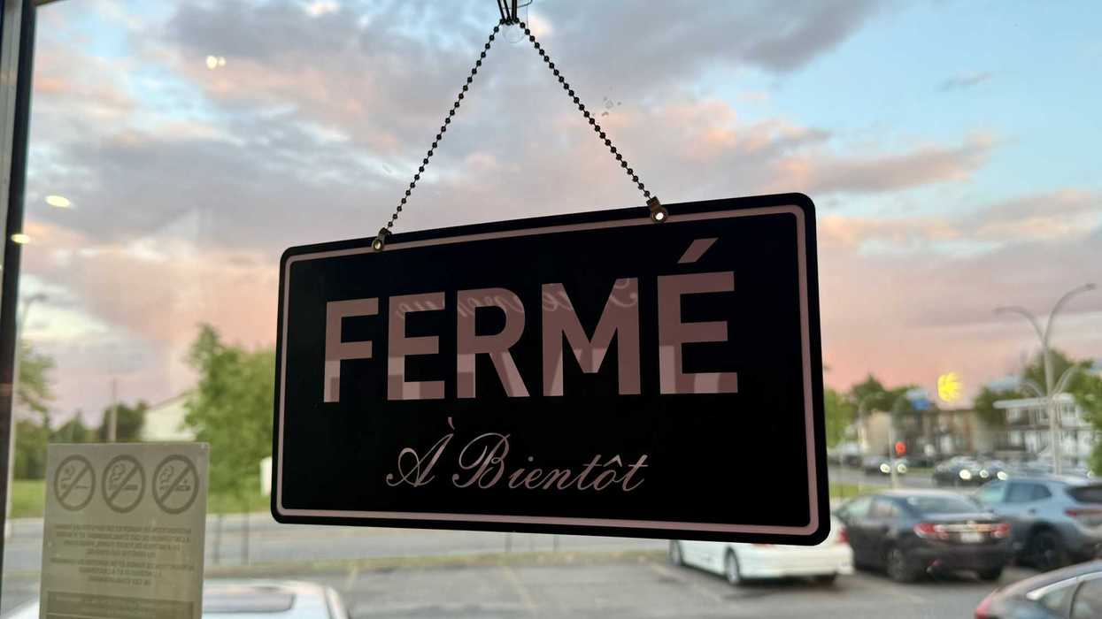 Une affiche « fermé ».