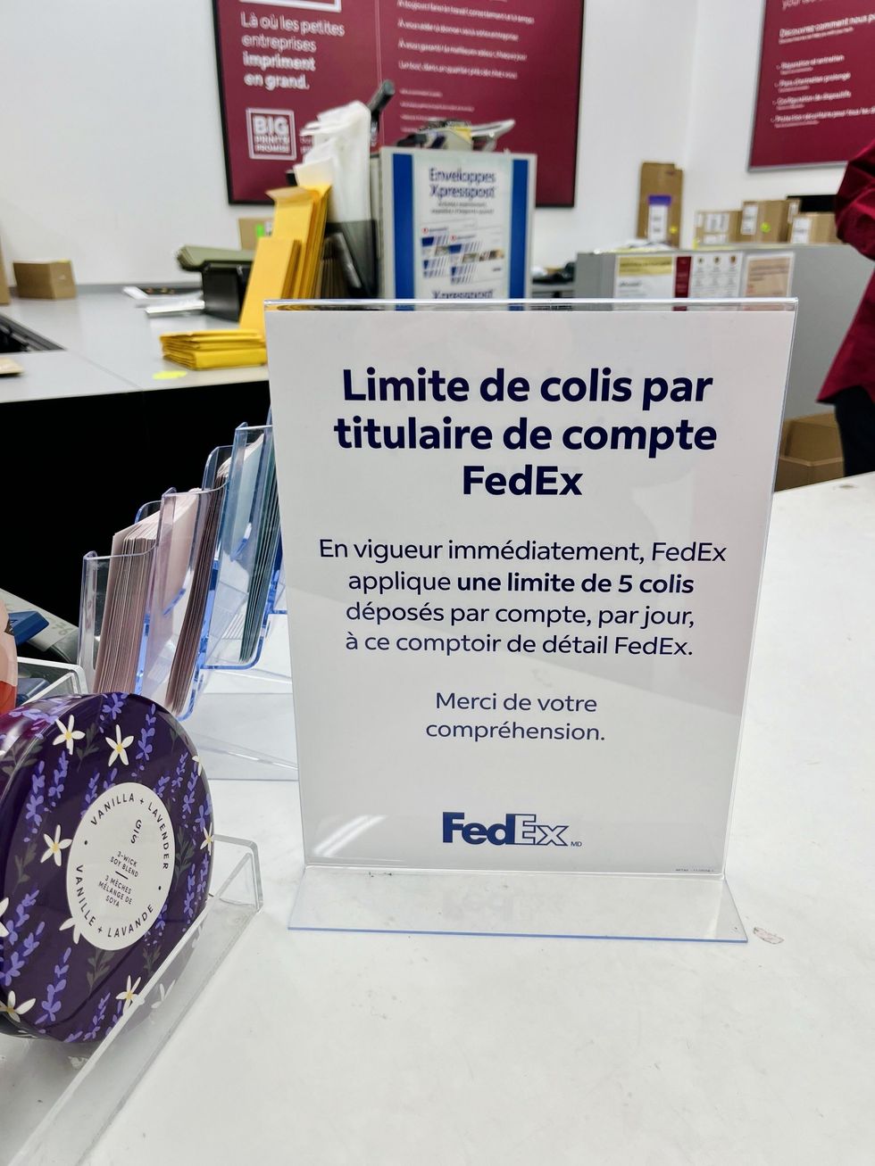 Une affiche indiquant une limite de colis par titulaire de compte FedEx.