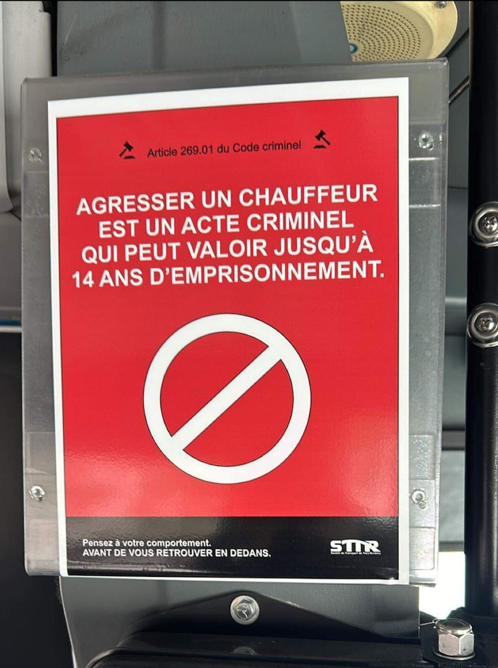 Une affiche o\u00f9 il est \u00e9crit: \u00ab Agresser un chauffeur est un acte criminel qui peut valoir jusqu'\u00e0 14 ans d'emprisonnement \u00bb.
